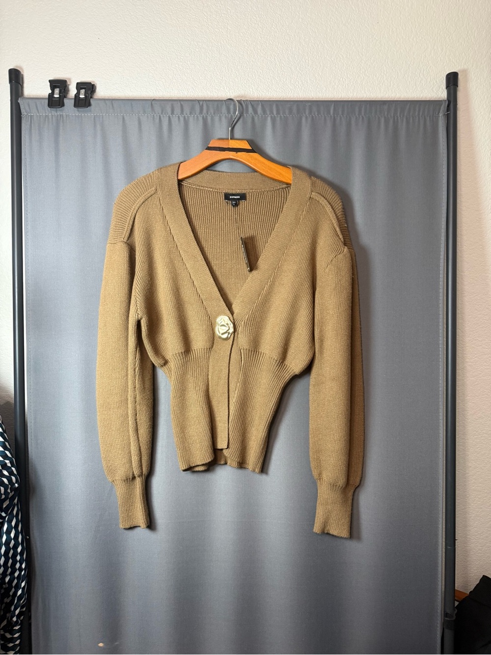 Express Cropped V-Neck Button Front Cardigan in Camel